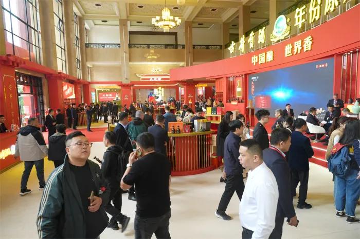 展厅内人头攒动