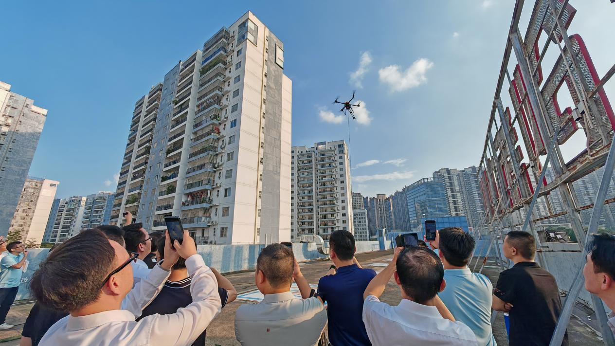 青秀创新中心低空经济企业投入使用的外墙清洗无人机