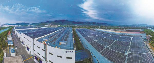 海天塑机集团有限公司屋顶安装了成片光伏。通讯员 石瑞敏 摄