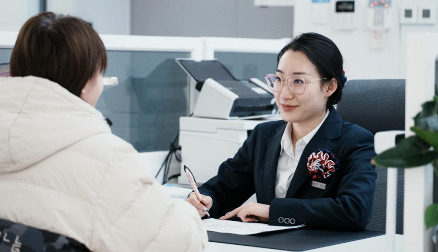 ■中国银行为疏解企业办理基本户跨省、跨行迁移业务  ■摄/李东泽