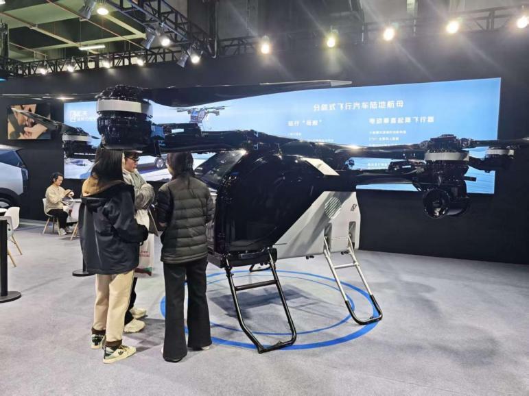 　　AWE2026现场,消费者正在咨询小鹏汇天飞行器预订。新华网记者 赵秋玥 摄