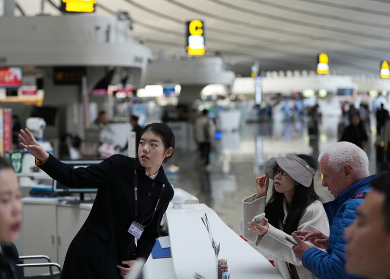 旅客在服务台咨询航班信息。新京报记者 陶冉 摄