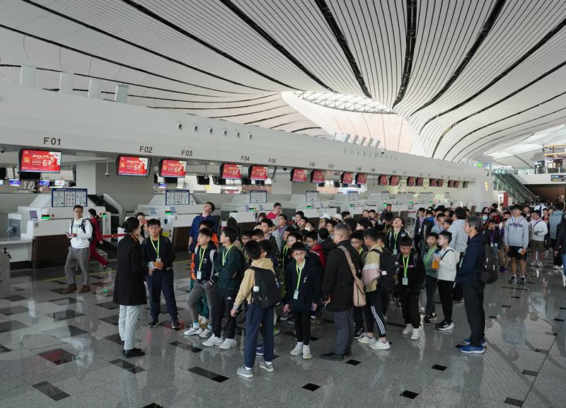 学生参观大兴机场。新京报记者 陶冉 摄