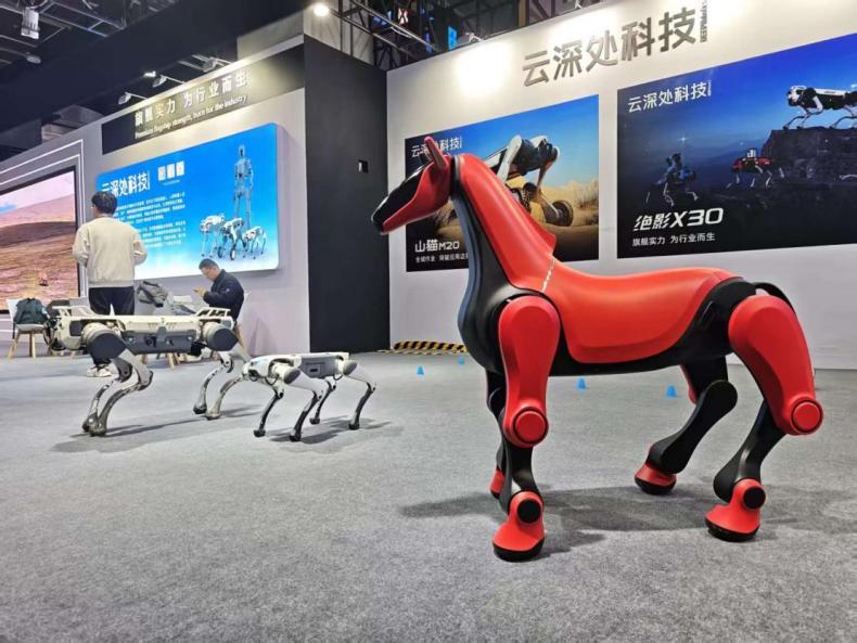 　　AWE2026现场,云深处带来绝影Lite3机器狗和马年特定机器马。新华网记者 赵秋玥 摄
