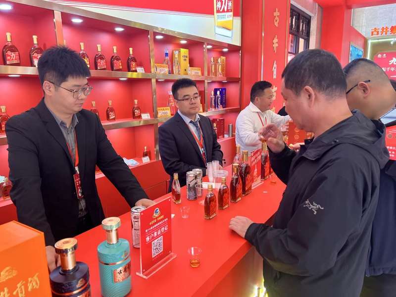 古井名酒大家庭展厅，不少酒商对古井旗下神力酒较为关注。新京报记者 秦胜南 摄