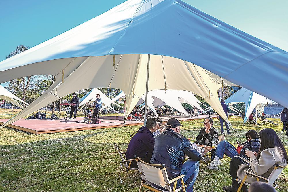游客在闽侯县青口镇后福村露营地享受周末时光。本报通讯员 林双伟 摄