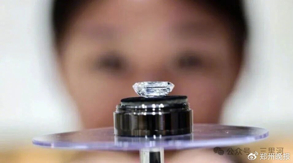 图为人造钻石成品吸引消费者观赏。 王中举 摄
