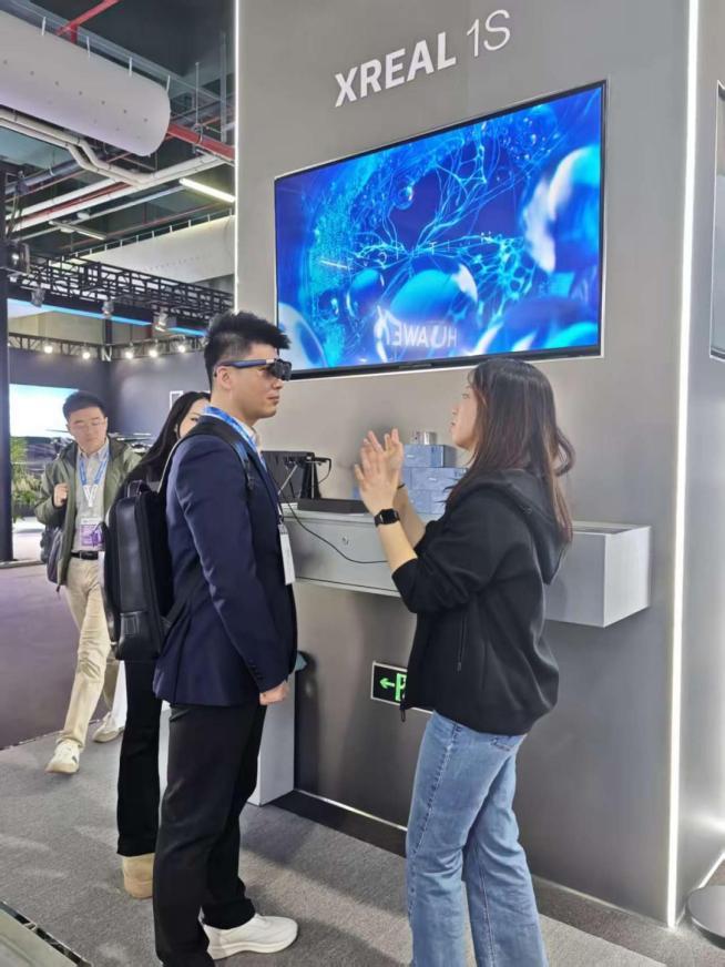 　　专业观众正在体验XREAL智能眼镜。新华网记者 赵秋玥 摄