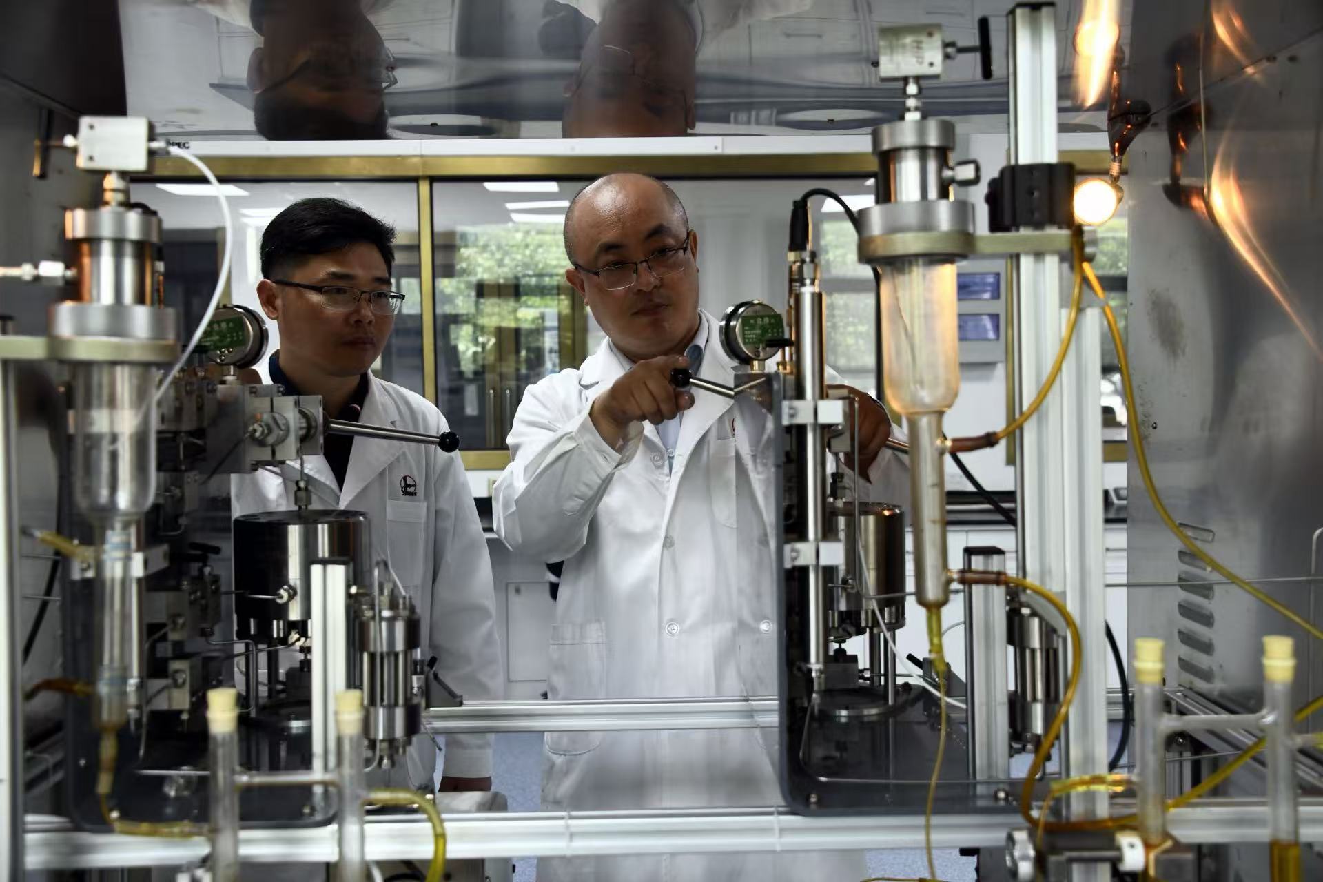 中国石化胜利油田CCUS攻关团队正在开展二氧化碳驱油与封存物理模拟实验。