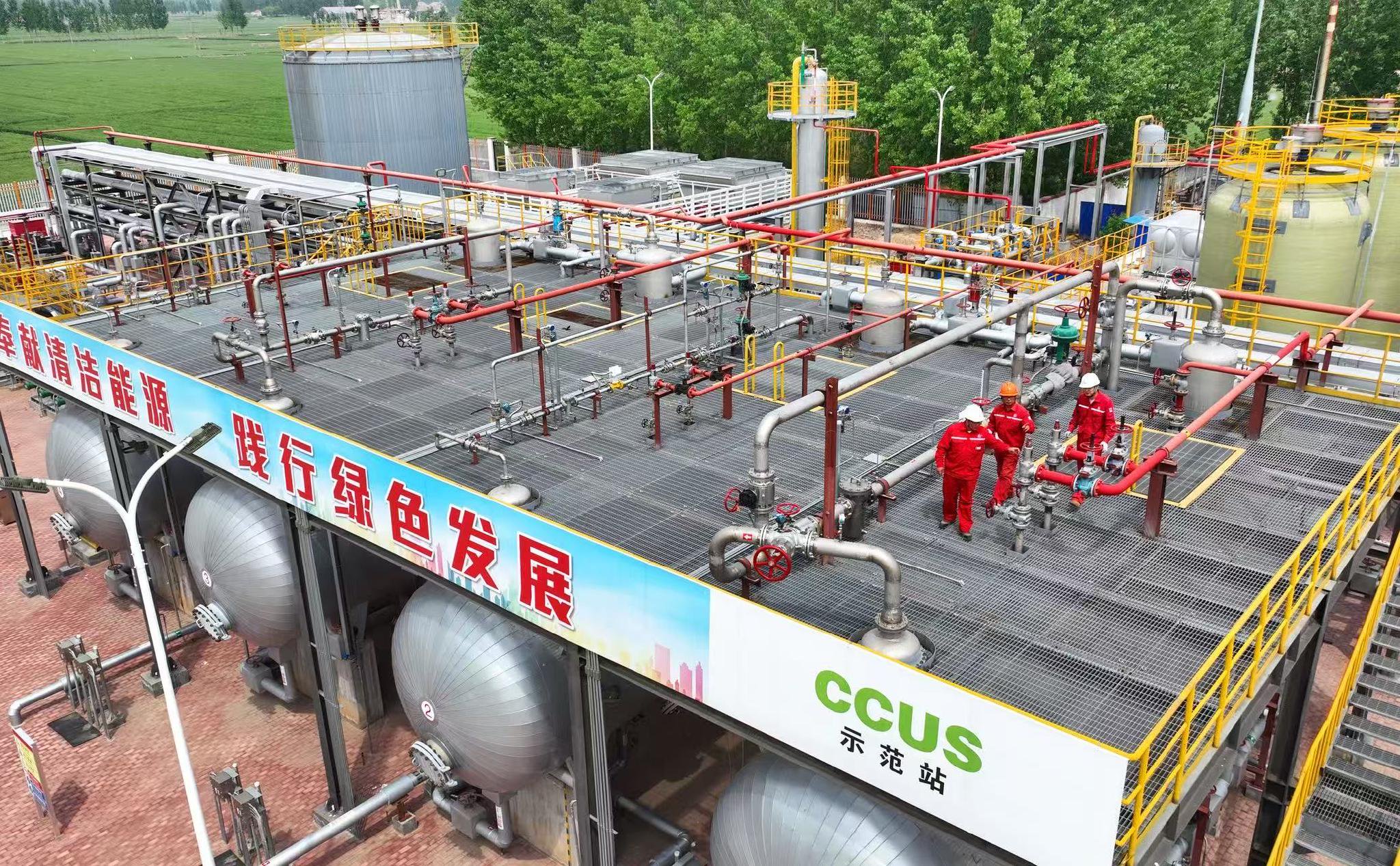 在中国石化胜利油田樊128CCUS注入站，工作人员正检查设备运行情况，保障二氧化碳注入平稳运行。