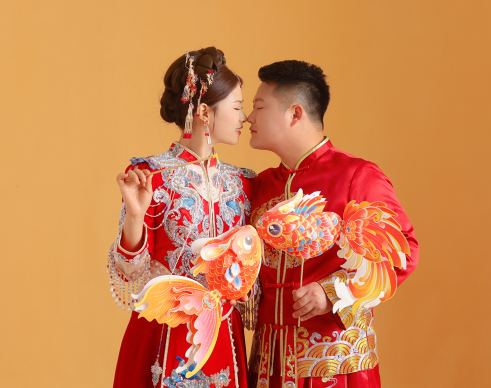 上班开粪车、下班开奔驰的小伙今日大婚！当事人：吸粪车婚车队，全球第一个