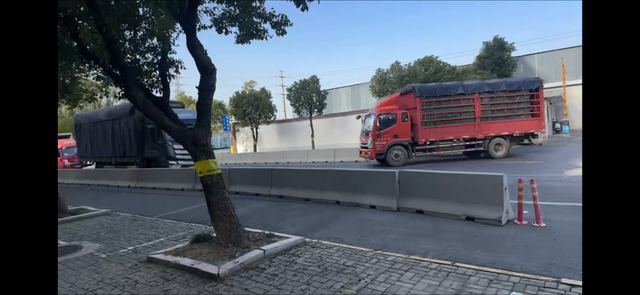 大货车抄近路在断头路掉头 噪声让周边居民日夜煎熬……