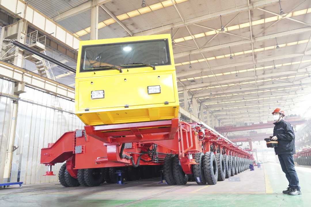 技术人员对刚下线的机电液一体化运梁车进行检测。王继军摄