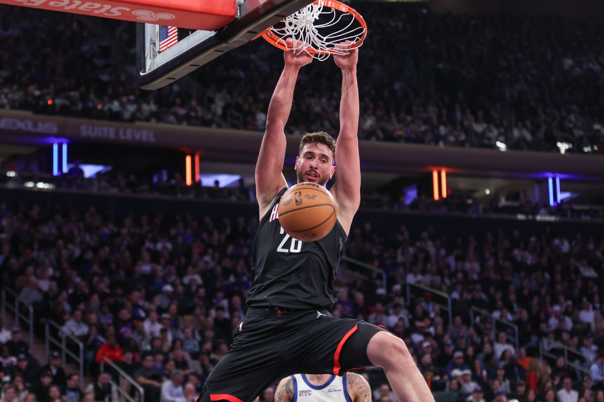 多次上演隔扣！申京上半场7投5中 拿到10分4篮板5助攻2盖帽