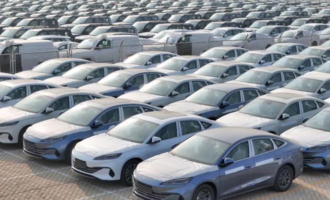 ▲今年3月26日，山东烟台港等待装船出口的比亚迪海豹新能源汽车。图/ 视觉中国