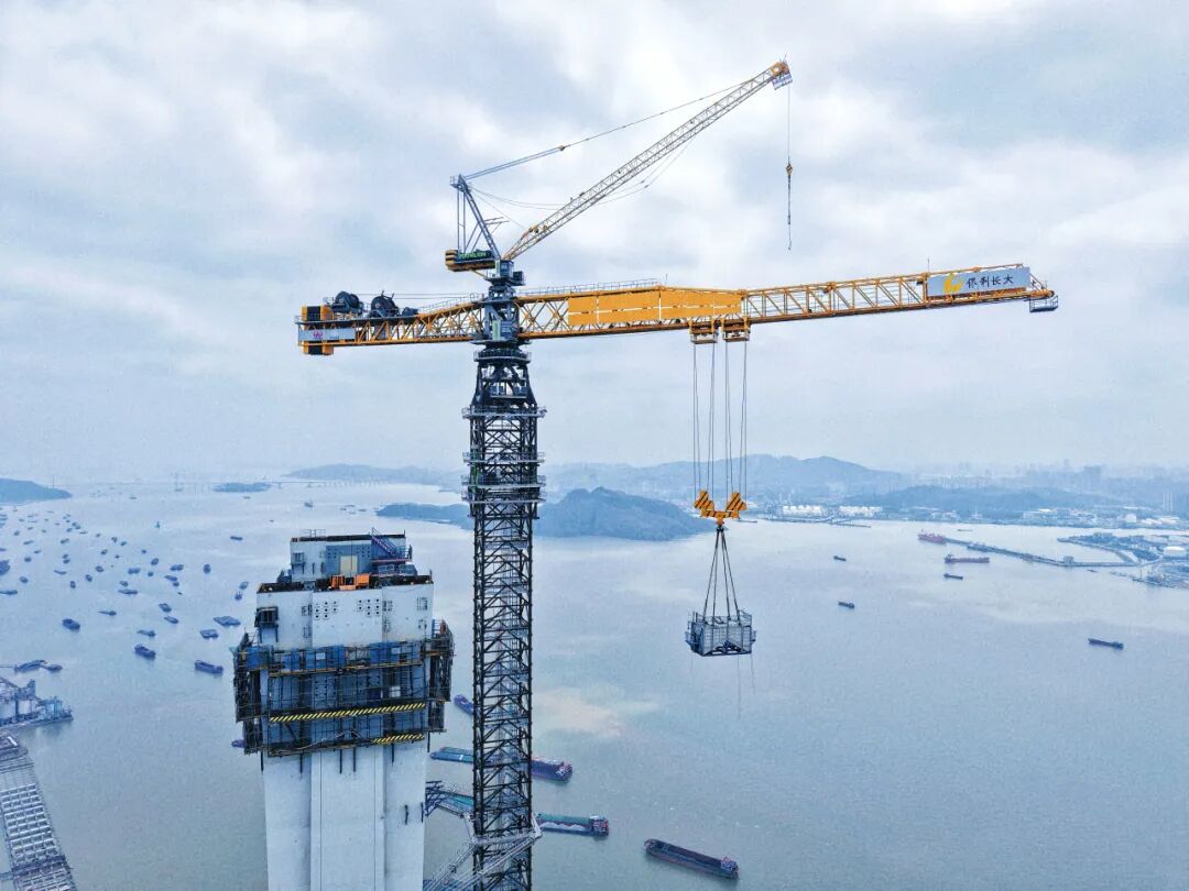 ▲中联重科R6600-240助建狮子洋大桥东主塔建设