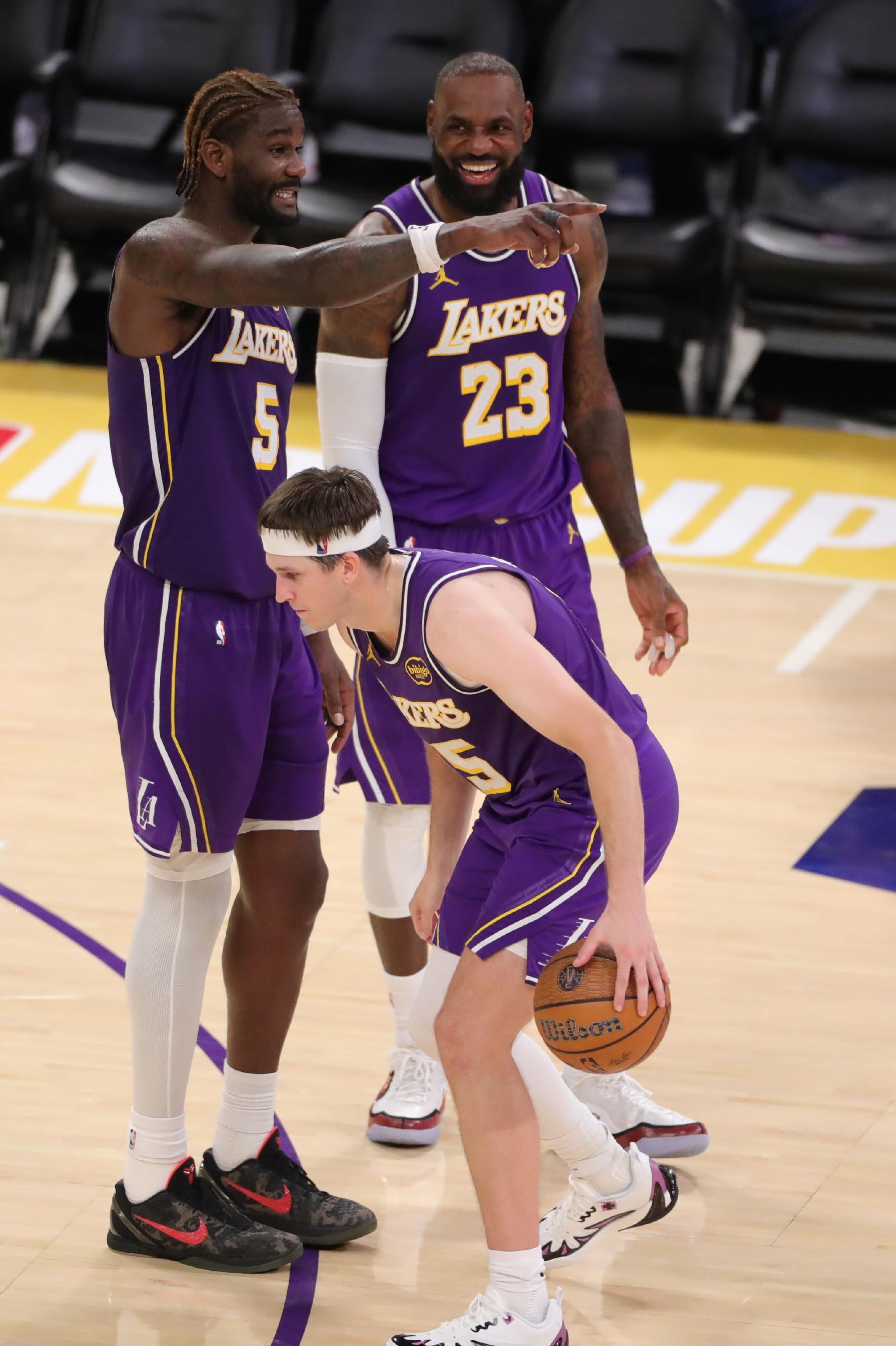 湖人VS篮网首发：拉拉维亚、詹姆斯、艾顿、里夫斯、东契奇