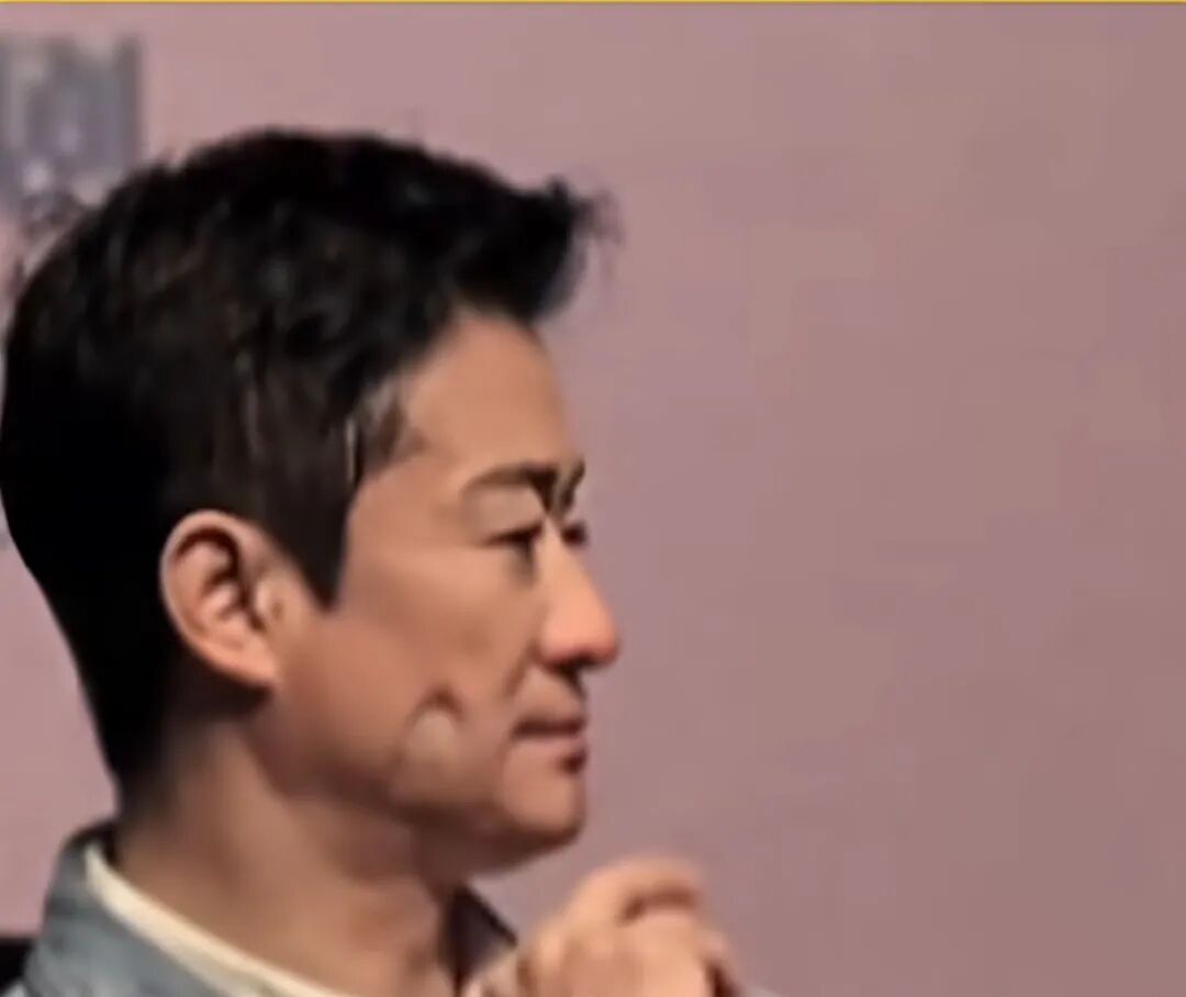 吴京戳脸“一按一个坑”，网友劝其注意身体，本人回应：含水量高了些，身体还不错，谢谢大家关心！