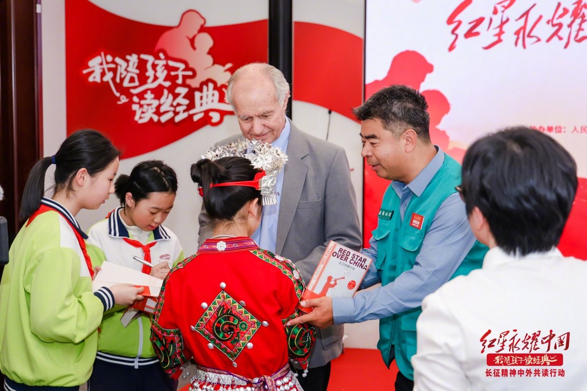 埃里克·福斯特和孩子们一起交流。