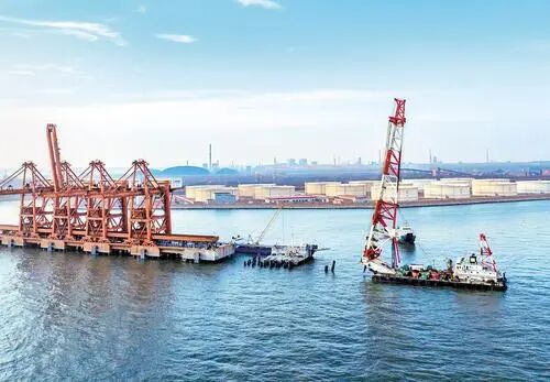 3月19日，唐山港曹妃甸港区矿石码头三期扩建工程现场，施工船舶正在作业。河北日报记者 赵杰 摄