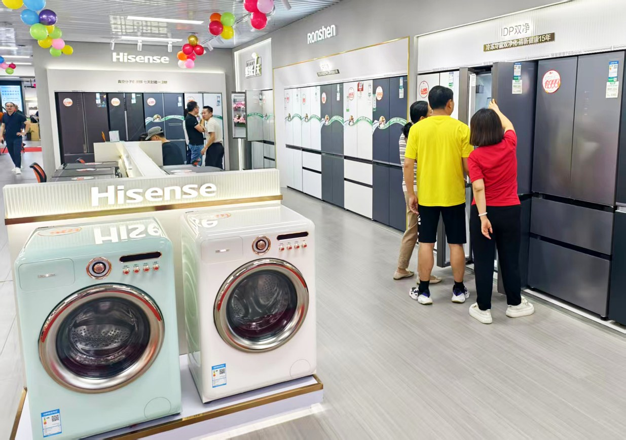     ▲市民在南宁百货金湖店选购电器。 本报记者宋延康 摄