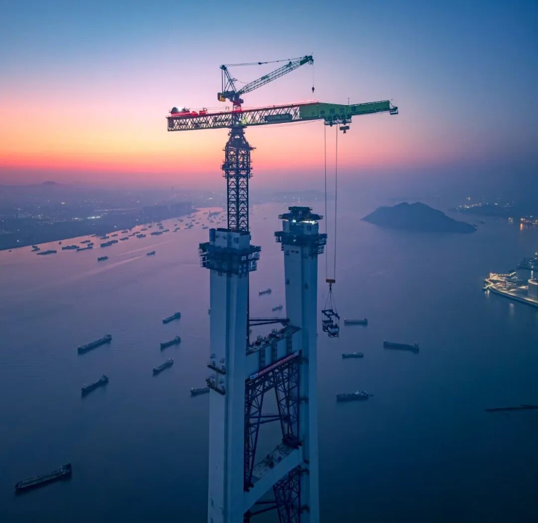 ▲中联重科R20000-720助建狮子洋大桥西主塔建设