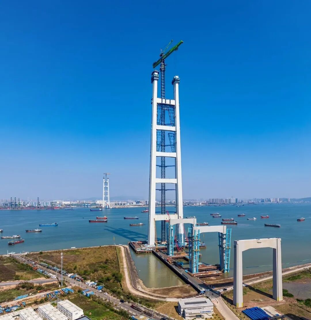 ▲中联重科R20000-720助建狮子洋大桥西主塔建设