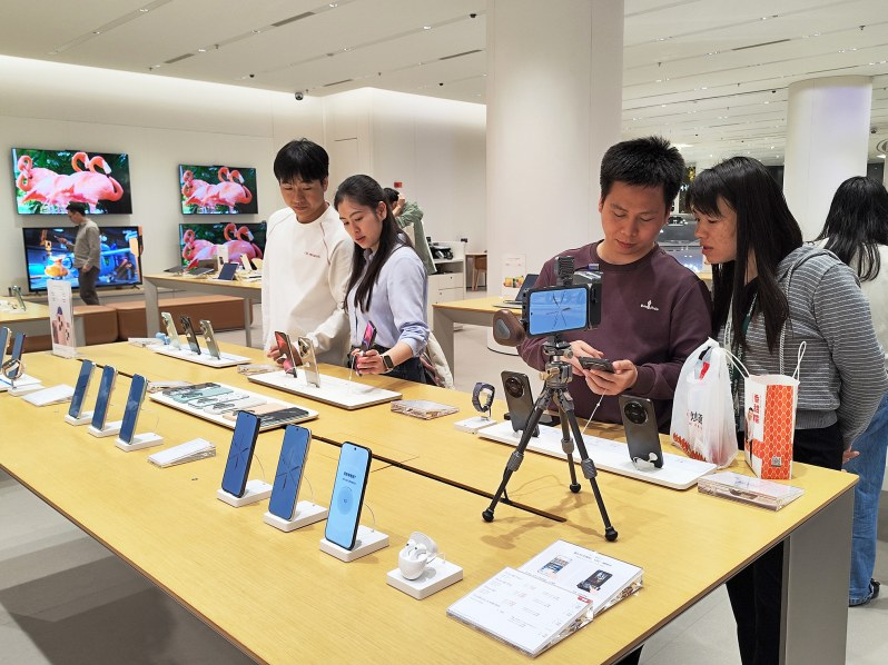     市民在龙湖青秀天街选购手机。 本报记者刘增璇 摄