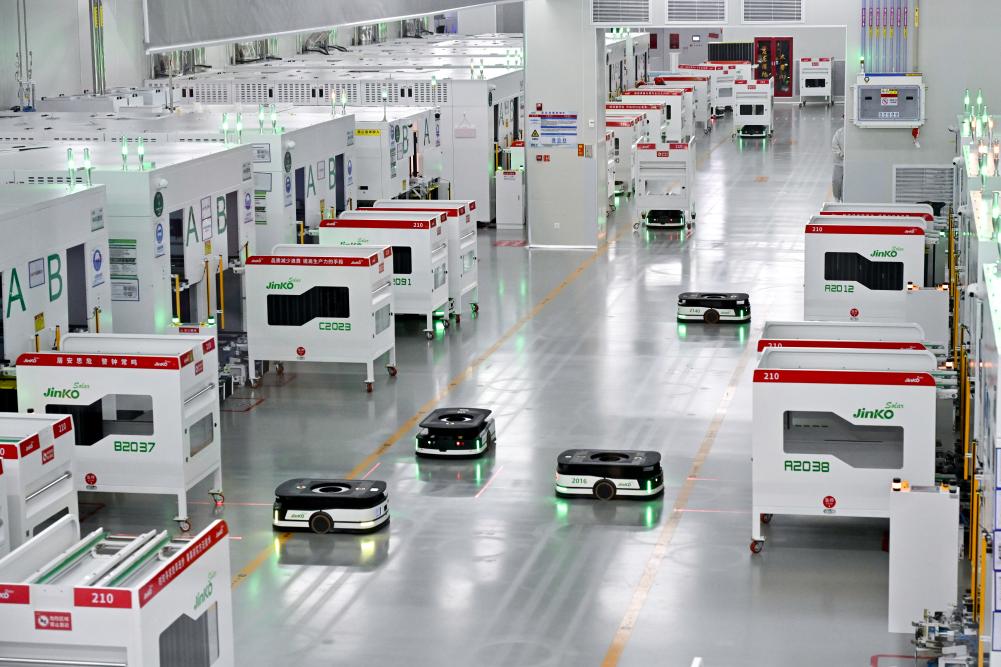 2025年7月12日在江西省上饶市经济技术开发区拍摄的晶科能源有限公司“智能大工厂”。新华社记者 刘金海 摄
