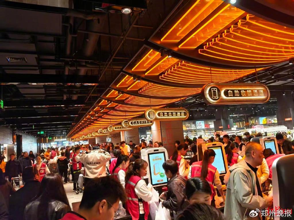 ▲胖东来收银区，工作人员协助顾客买单