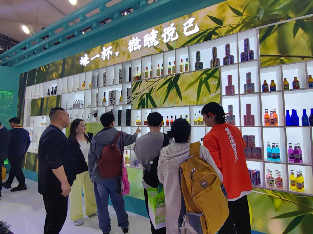 本届糖酒会上，成都邛崃展馆内的“微醺悦己”展区。新华社记者董小红 摄