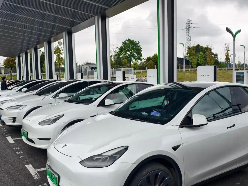 特斯拉国内规模最大高速服务区超级充电站项目上线，首批启用55座，共计212个桩，均采用最新的V4超级充电桩