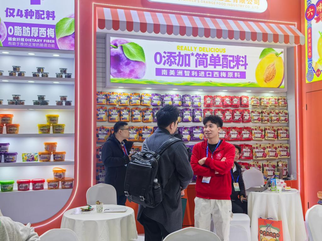 本届糖酒会上，许多商家推出低脂低卡、简单配料食品。新华社记者李倩薇 摄