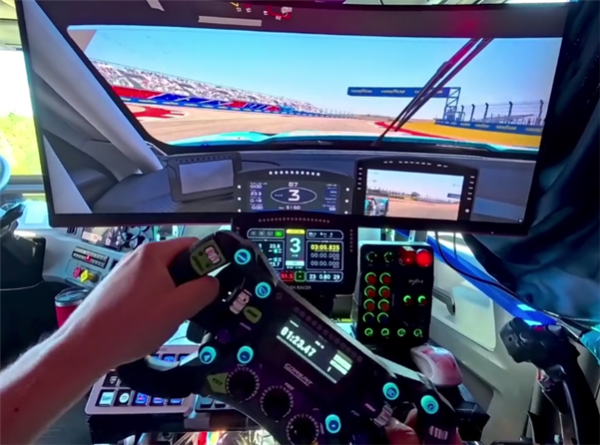 史上最发烧卡车司机！副驾藏了一台价值4万元的RTX 5080高端PC：随时能玩赛车模拟器