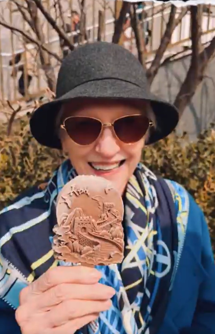 马斯克母亲游长城：“实在令人惊叹”