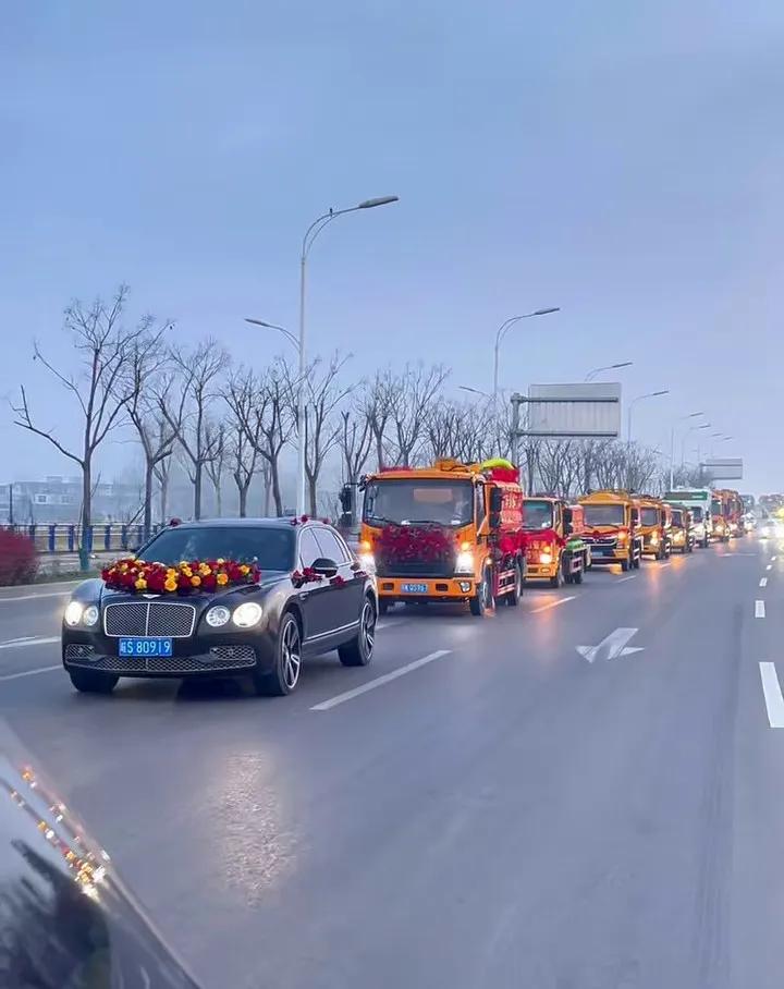 “吸粪车婚车队，全球第一个！”那个上班开粪车下班开奔驰的小伙结婚了