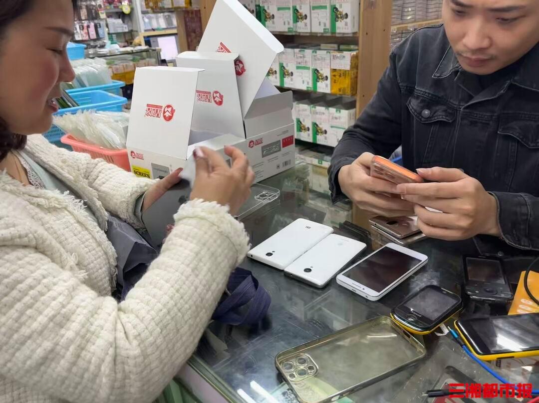 长沙一市民正在回收二手手机。仝若楠 摄