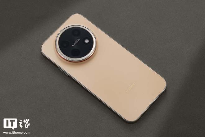 华为畅享90 Pro Max摄像模组左下角为红外传感器，兼顾对称美学