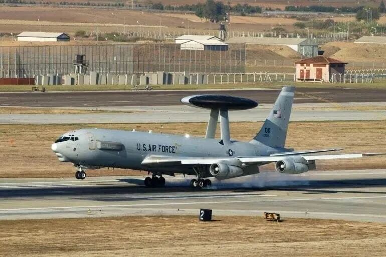 美军一架E-3预警机遭袭