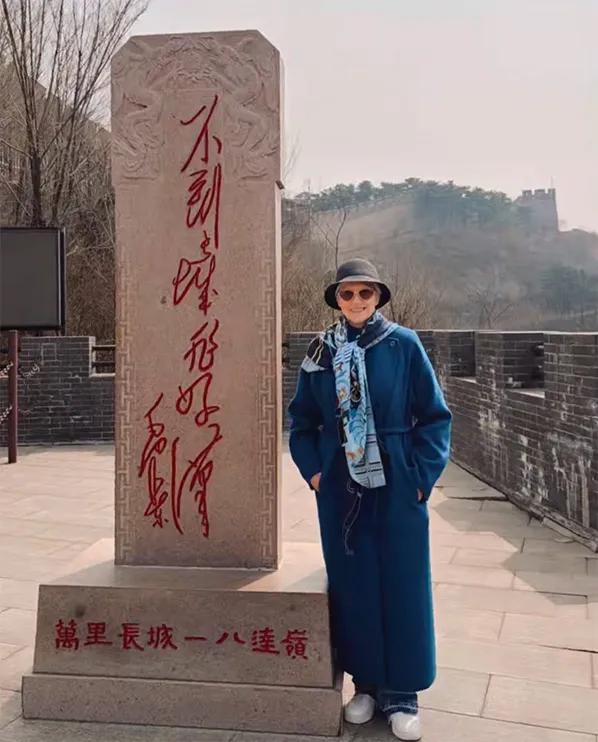 77岁梅耶·马斯克再访中国：登长城、吃雪糕，她为何总爱来？