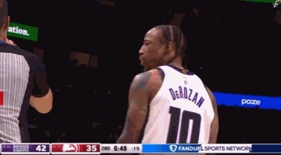 非常不满！德罗赞贴防亚历山大-沃克犯规 朝裁判大喊F词汇吃T