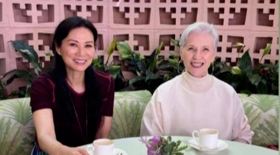 邓文迪现身北京素颜逛小店, 77岁马斯克母亲长城吃雪糕! 网友: 论向上社交只服她