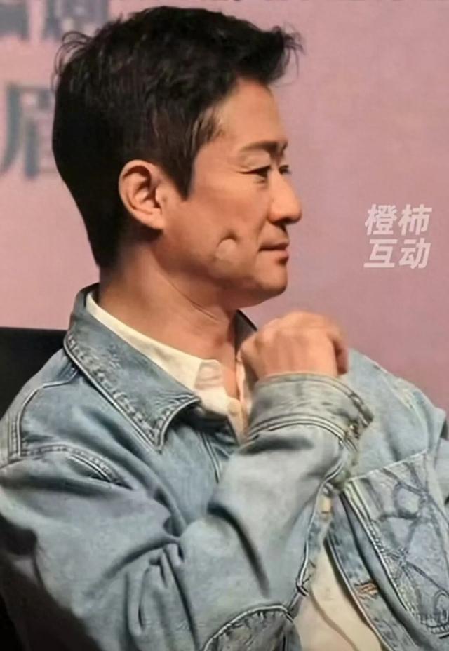 吴京戳脸“一按一个坑”，引网友担心！本人回应
