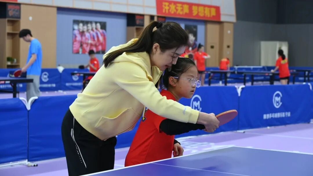 陈梦乒乓球俱乐部正式落户宁波 ！陈梦手把手指导小球员
