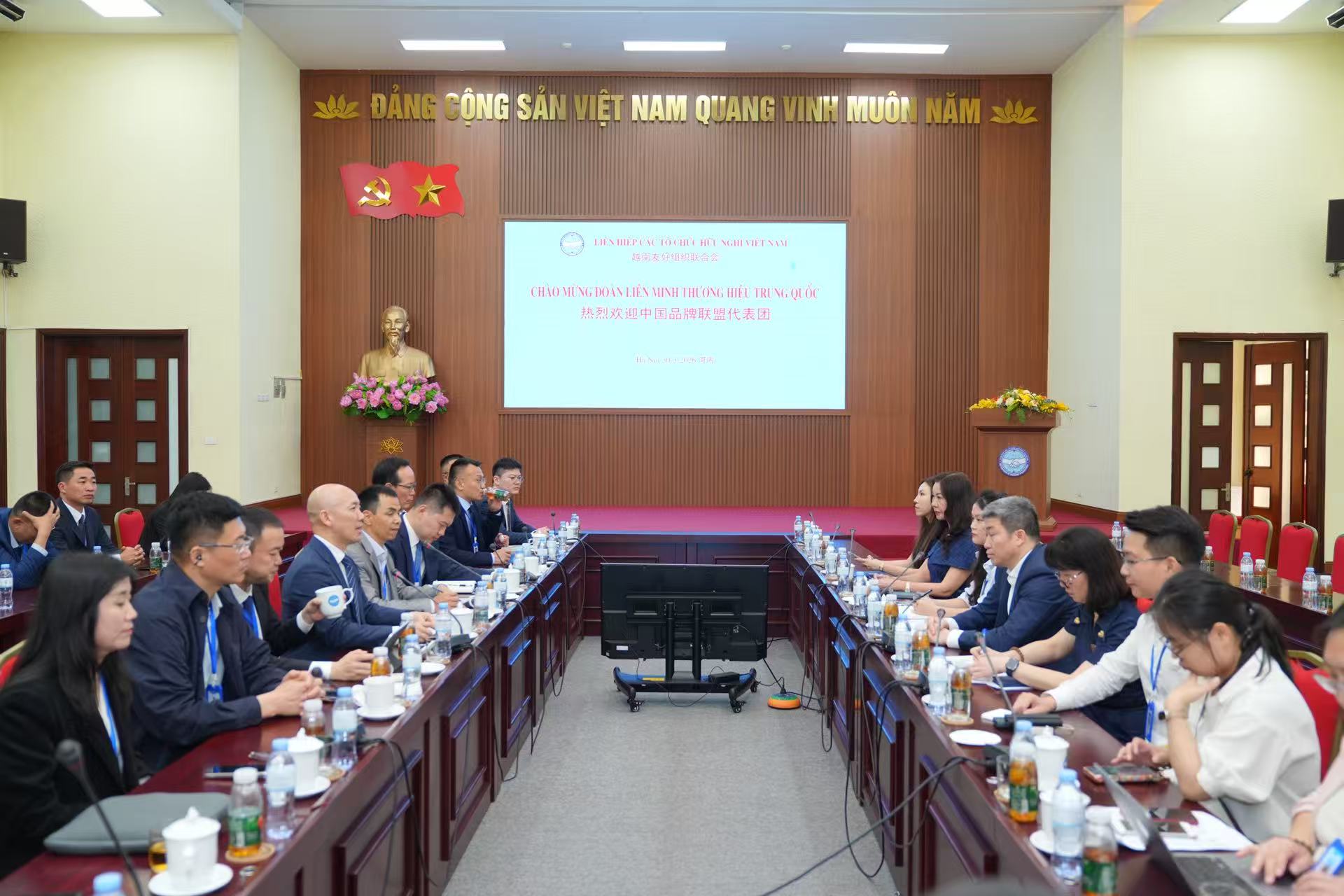 越南友好组织联合会主席（正部级）潘英山（右排左数第四位）