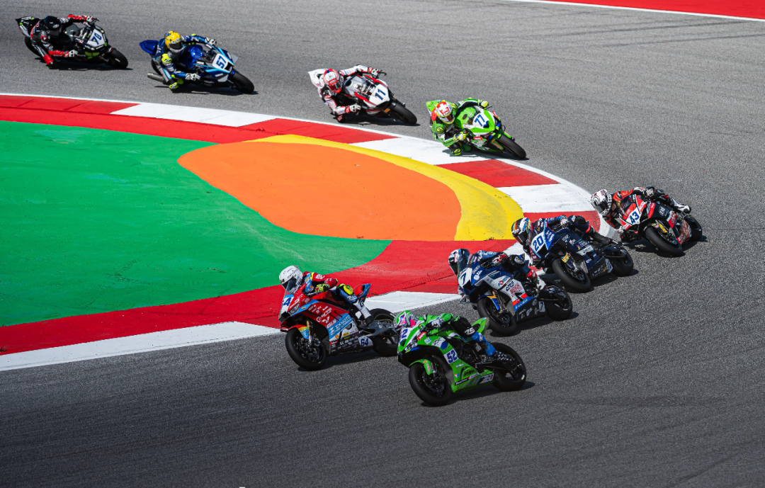 现实版 “飞驰人生”！张雪机车WSBK两连冠，中国摩托改写世界赛道