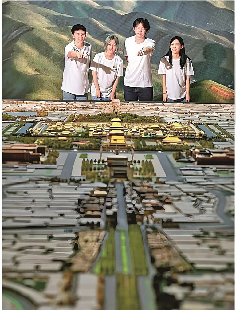 学生在首都博物馆“辉煌中轴”专题展参观研学。资料图片