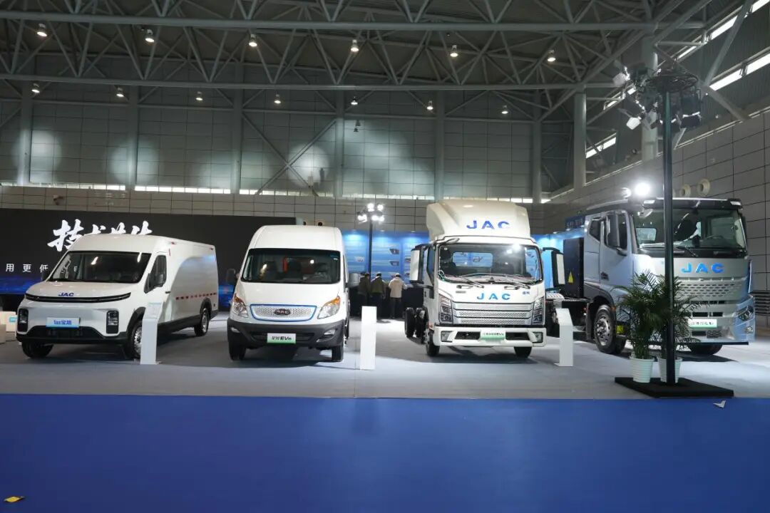 竞争不是堆配置！江淮“全家福”矩阵亮相，一剂良方解锁行业发展新路径