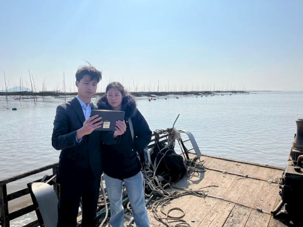 （宁德霞浦三沙小皓村海域，农行客户经理在渔船上开展贷前调查）