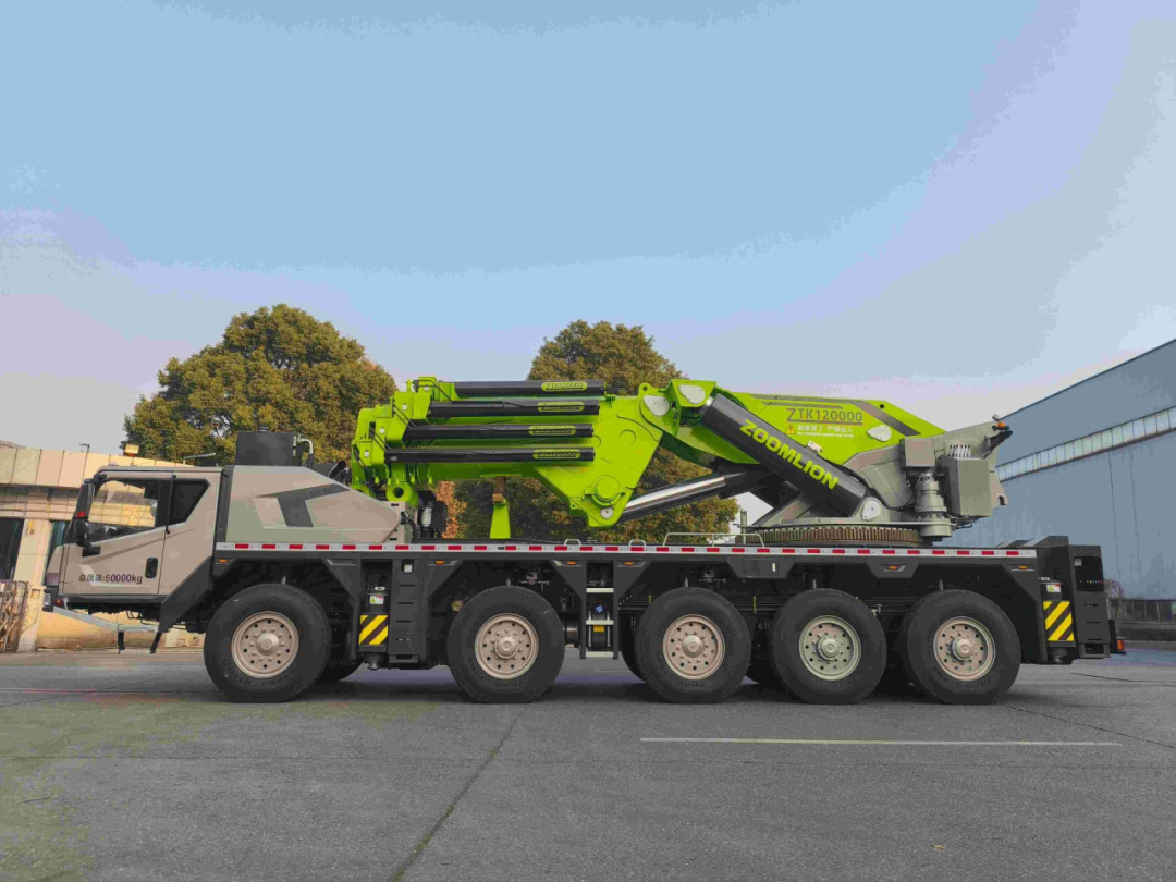 ▲全球最大吨位折臂式全地面起重机ZTK120000V。企业供图